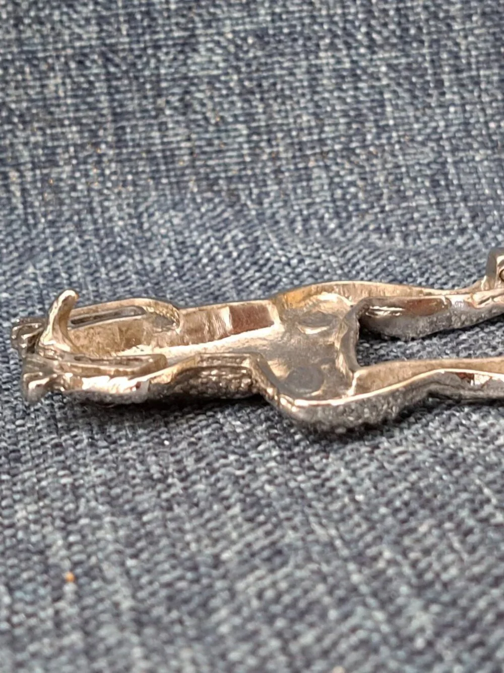 FUN SILVERTONE FROG LAYING DOWN LADIES BELT BUCKLE